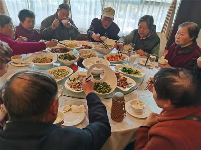 綿陽(yáng)中旅假日旅行社舉行新疆南疆專列(漠河專列)華陽(yáng)避暑線路推薦會(huì)暨客戶答謝會(huì)